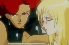 Deux lesbiennes se caressent dans le bain