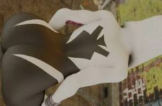 Gwen Stacy twerk dans sa tenue moulante