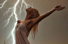 Elle danse sous la pluie dans sa robe transparente