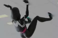 Spider Girl twerk dans sa tenue moulante, au plafond