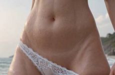 Elle veut l'aider a retirer sa petite culotte par IA