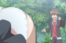 Elle lui montre sa petite culotte par inadvertance