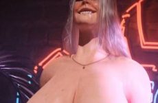 MILF aux formes généreuses s'exhibe en discothèque