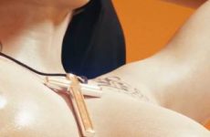 Harley Quinn avec ses gros seins laiteux