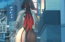 Elle marche en tenue très sexy dans la rue