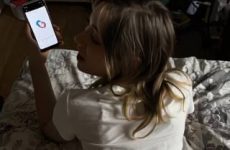 Jolie nana remue ses fesses sur le lit par IA