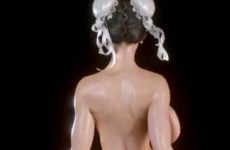 Chun-li marche complètement nue dans SF6 ecchi