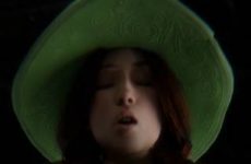 Mirabel Garlick s'amuse avec sa baguette magique