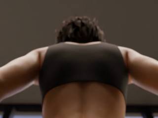 Jill Valentine fait sa gymnastique nue dans RE