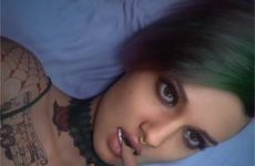 Judy Alvarez vous séduit avec son regard langoureux