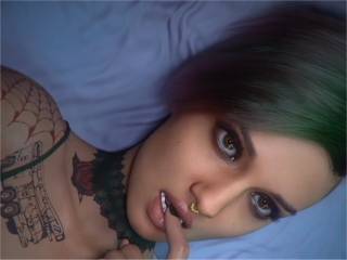 Judy Alvarez vous séduit avec son regard langoureux