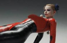 Harley Quinn Topless dans sa combinaison moulante