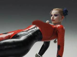 Harley Quinn Topless dans sa combinaison moulante