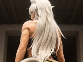 Cat Girl en legging moulant avec sa démarche féline