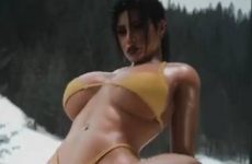 Lara Croft fait sa gymnastique en bikini sexy