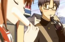 Elle lèche sa glace langoureusement (anime ecchi)