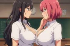 Deux nanas en cosplay se caressent dans une salle