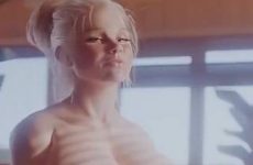 Jolie blonde avec des seins énormes nous allume