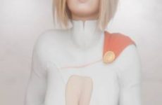 Power Girl (Karen Starr) avec son décolleté sexy