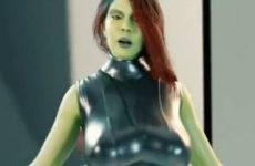 Gamora admire son string dans le miroir en 3D