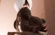 Les fesses de Yorha 2B en string sous sa jupe
