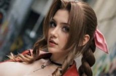 Aerith Gainsborough a les seins qui grossissent par IA