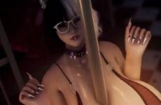 Son show de pole dance est incroyablement sexy