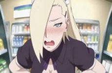 Ino Yamanaka exhibe ses gros seins dans Naruto