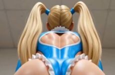 Mika Raimbow fait du stretching avec sa tenue sexy